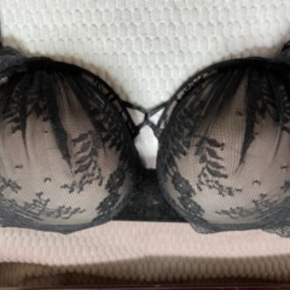 Victoria's Secret Bombshell 36C - 2 size pushup